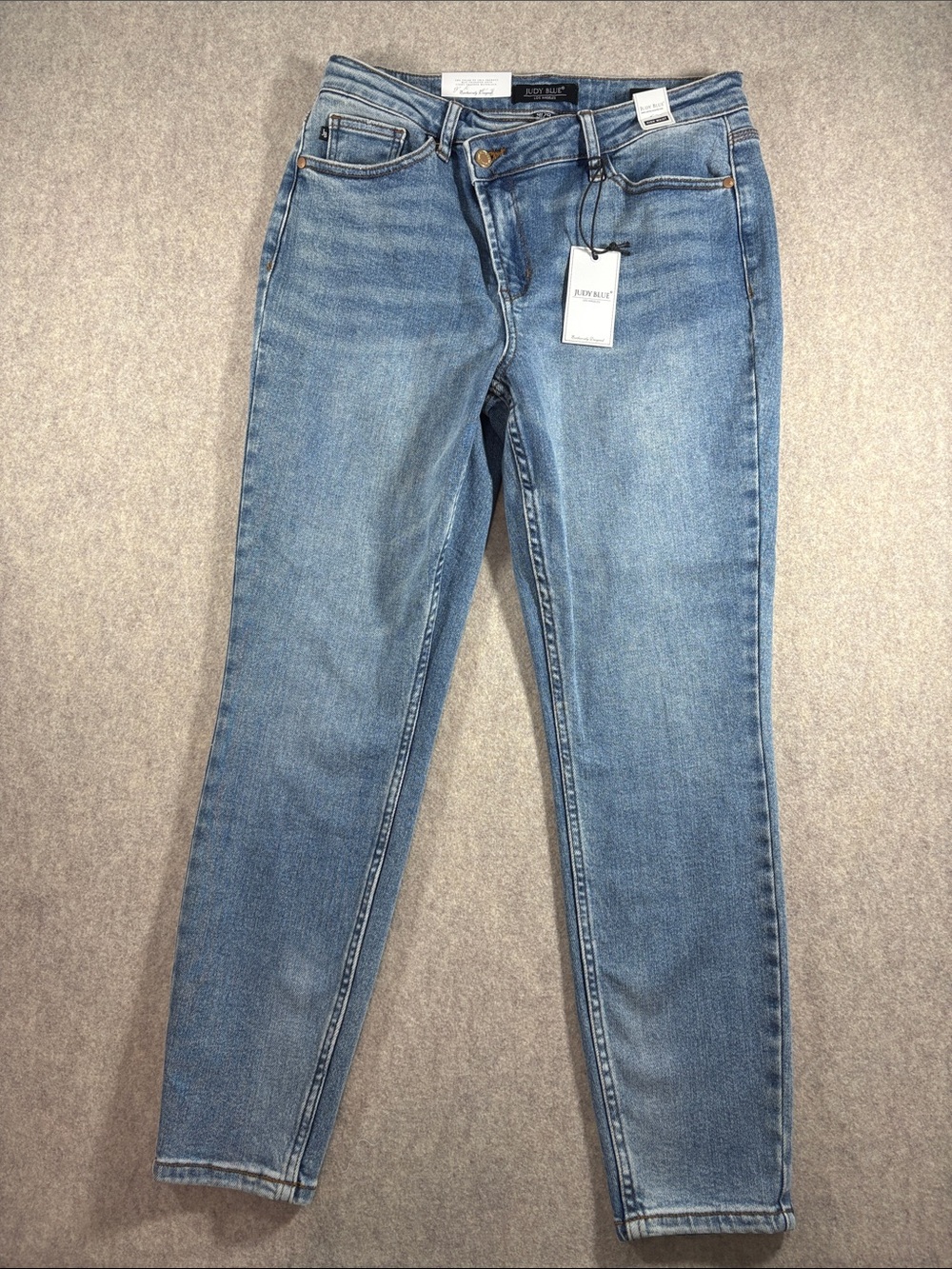 NWT Judy Blue Women’s Cross Over Relaxed Fit Jeans size 9/29 JB88627